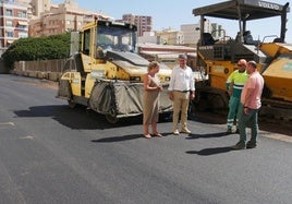 El alcalde supervisó los trabajos que se están llevando a cabo en el aparcamiento de la piscina cubierta.