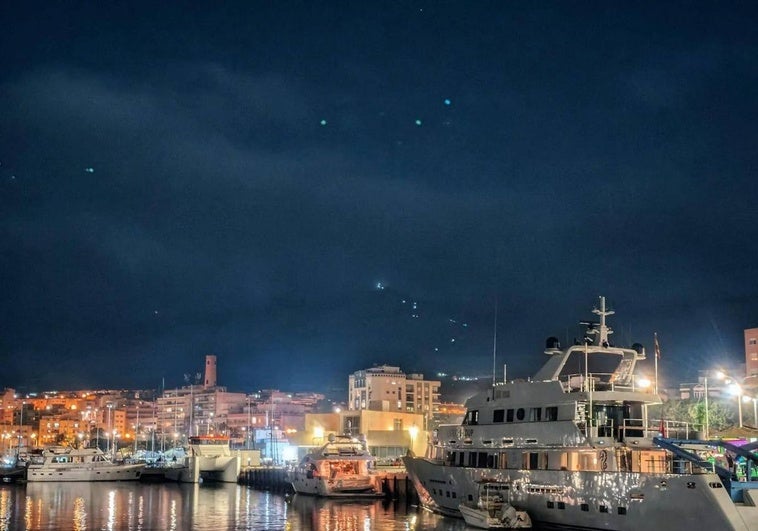 La ruta se realizó por la noche y las linternas de los participantes se podían observar desde el Puerto de Adra