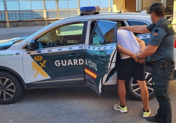 Detienen a dos personas que intentaban robar en una nave de Adra