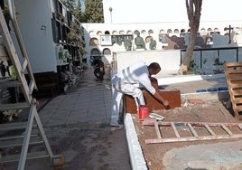 Adra perfila el dispositivo especial de seguridad y limpieza para la celebración del Día de Todos los Santos