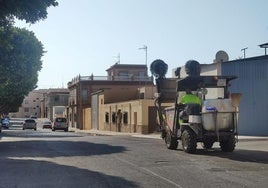 Adra incorpora una nueva brigada de tarde al servicio de limpieza.