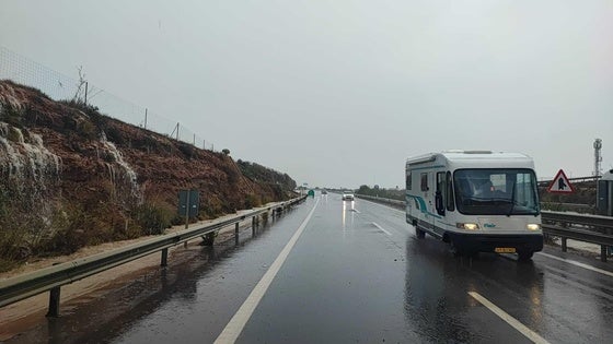 Las intensas lluvias inundan la A-7 en el Poniente