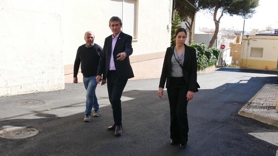 Manuel Cortés visita el fin de los trabajos de asfaltado en el entorno del CEIP Pedro de Mena en Adra
