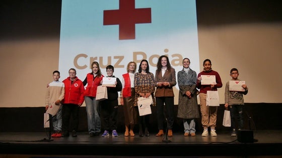 Acto de Reconocimiento de Cruz Roja en Adra y representación teatral solidaria
