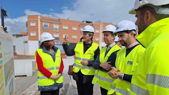 Martín visita las obras que Transportes realiza en La Curva para adecuar la travesía a peatones y bicis