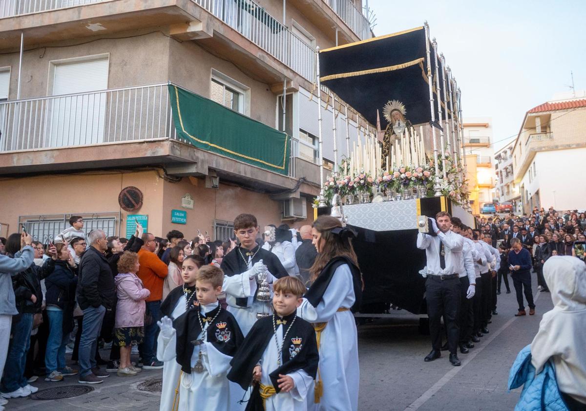Imagen principal - Jesús Nazareno y María Santísima de los Dolores recorren las calles de Adra en el Miércoles Santo
