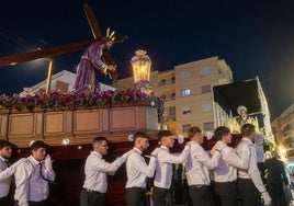 Jesús Nazareno y María Santísima de los Dolores recorren las calles de Adra en el Miércoles Santo