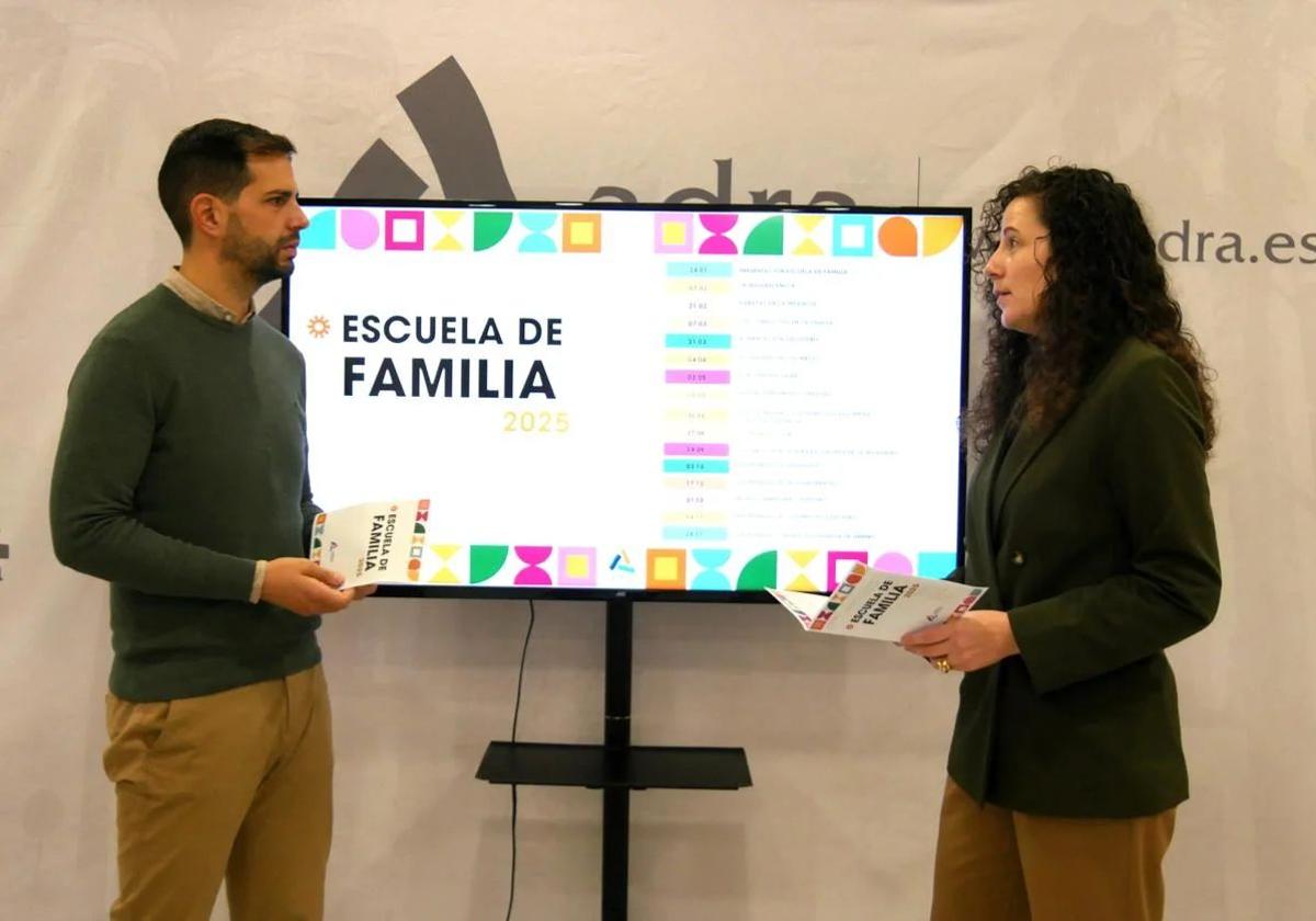 La Escuela de Familia de Adra celebra el coloquio 'El acoso escolar: Herramientas para padres y madres'