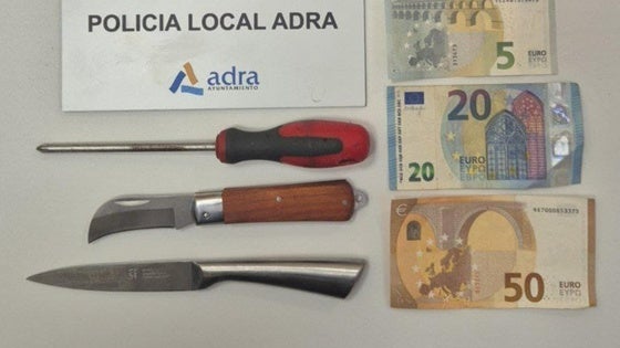 Detenido por agredir a dos personas con un destornillador y dos cuchillos en Adra