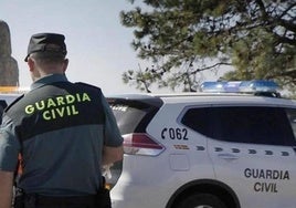 Agentes de la Guardia Civil blindan Ugíjar durante el sepelio.
