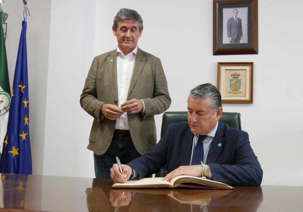 Manuel Cortés recibe a Antonio Sanz en el Ayuntamiento de Adra