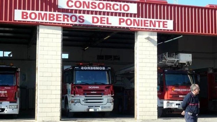 Calcinan un coche de 'Los Saúles' en Puente del Río cuando se cumplen tres días de violencia en Adra