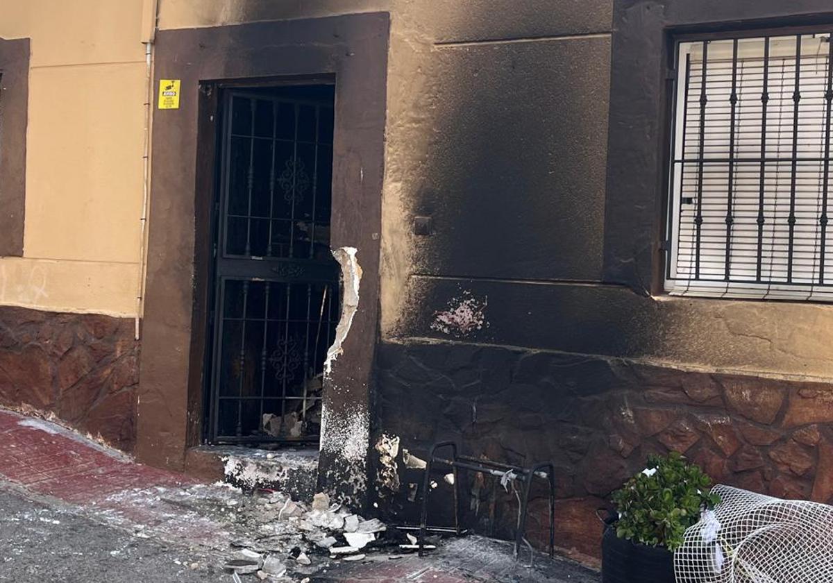 Las puertas de las casas de 'Los Saúles', desencajadas como símbolo de destierro