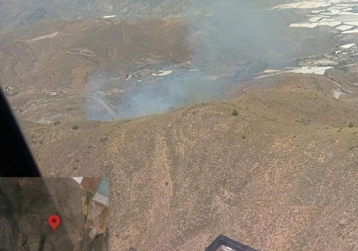 Un incendio forestal en el paraje Río Chico de Berja obliga a desplegar medios aéreos y terrestres