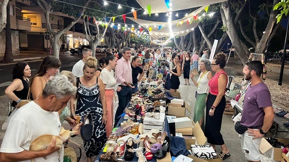 La nueva edición del 'Mercado Marinero' abre con una veintena de puestos del comercio local