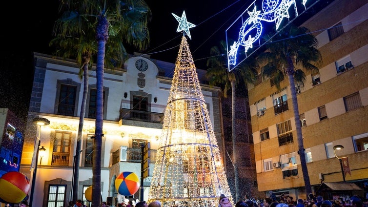 Adjudican el suministro y la instalación de la iluminación de Feria y Navidad de Adra