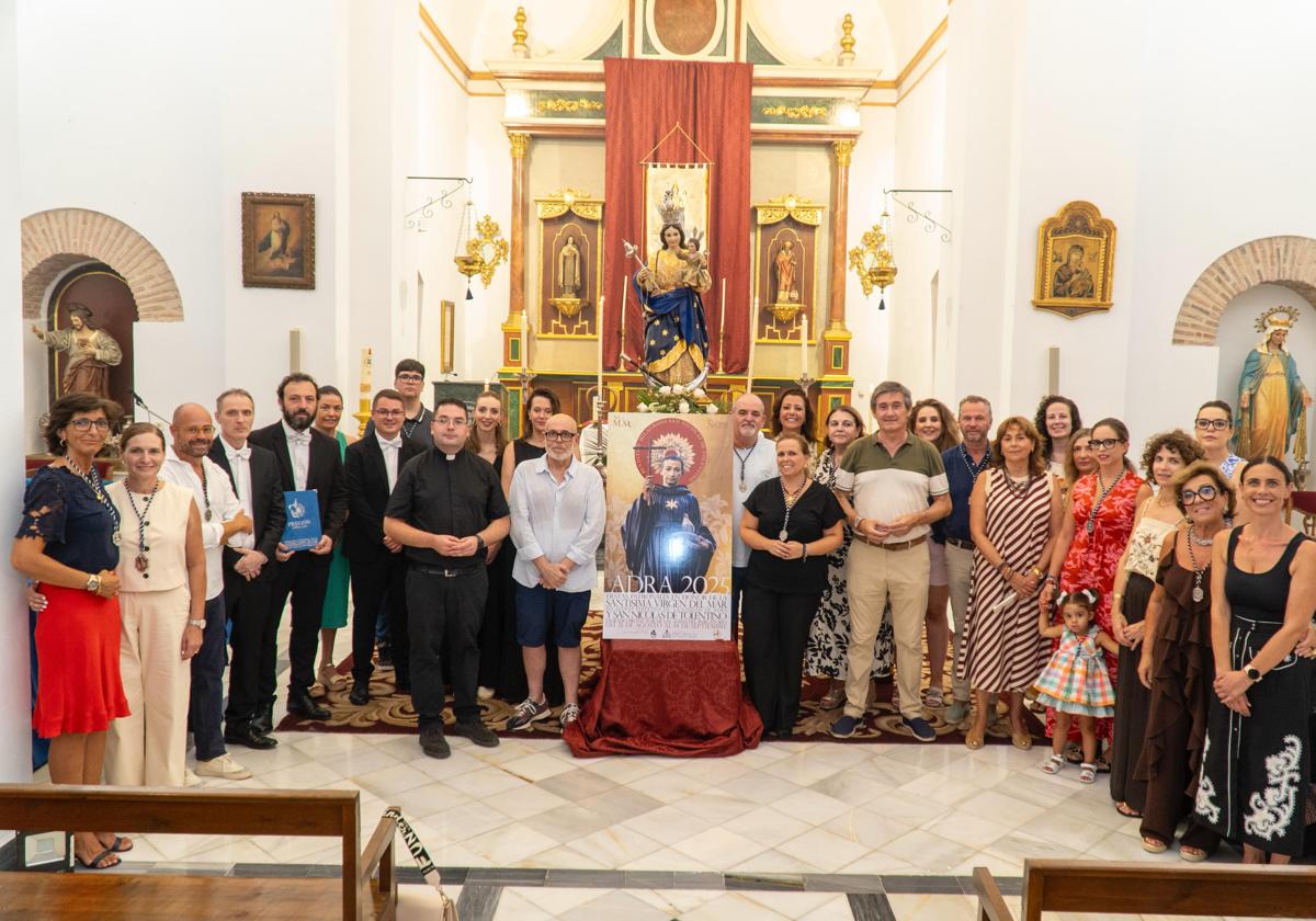 Un momento de la presentación del cartel religioso en Adra.