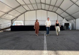 El alcalde visita el montaje de la caseta.