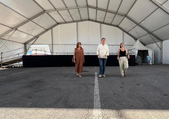 El alcalde visita el montaje de la caseta.