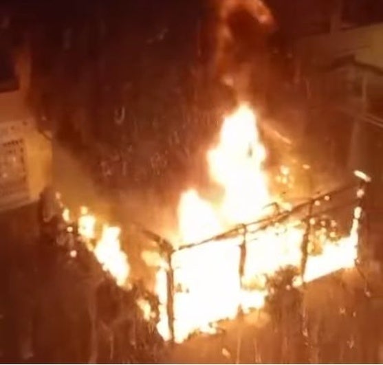 Arde por completo la terraza de un bar de Adra