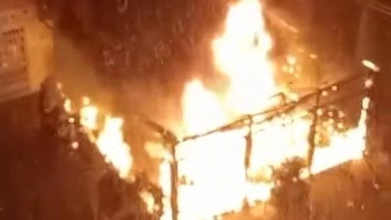 Arde por completo la terraza de un bar de Adra