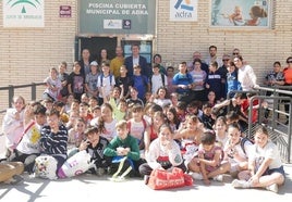 Escolares de Adra, con representantes municipales.
