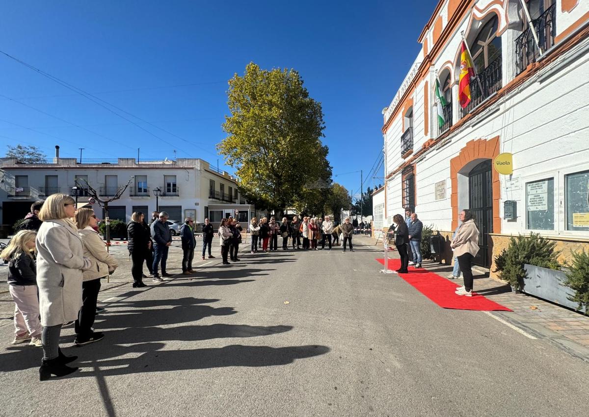 Imagen secundaria 1 - Fuente Victoria estrena escudo y bandera en su Casa Consistorial