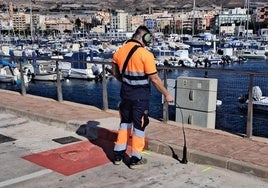 Uno de los trabajadores buscando fugas.