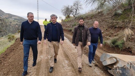 Mejoran más de 4 kilómetros de caminos rurales para el tráfico de vehículos y bicicletas en Adra