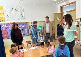 Francisco Alonso visita una de las aulas de este centro.