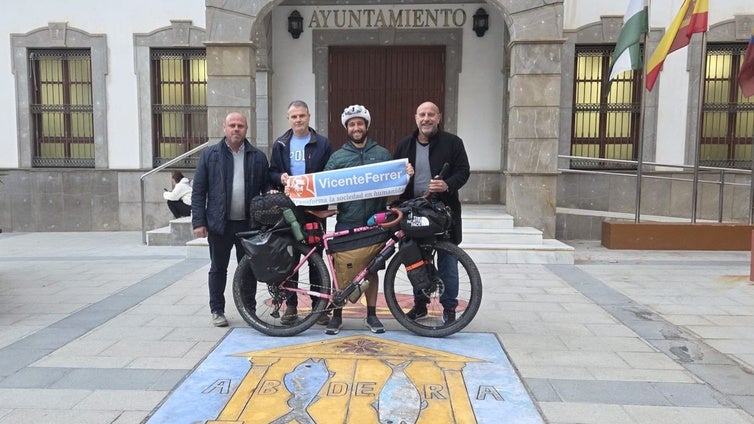 Llegada a Adra del reto WheelyFogg 2026 de Alfie Recarte