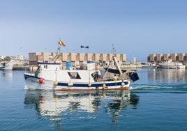 Una embarcación navega por las aguas del Puerto de Adra.