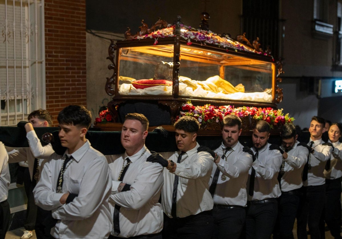 Paso del Santo Sepulcro de Adra en la procesión de Viernes Santo.
