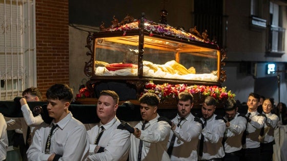 El luto y el silencio envuelven en Adra el último adiós al Señor