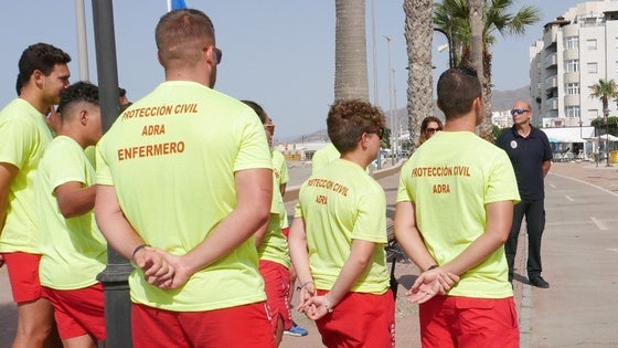 ¿Buscas empleo este verano? Adra lanza una oferta masiva para trabajar en sus playas y el plazo se agota