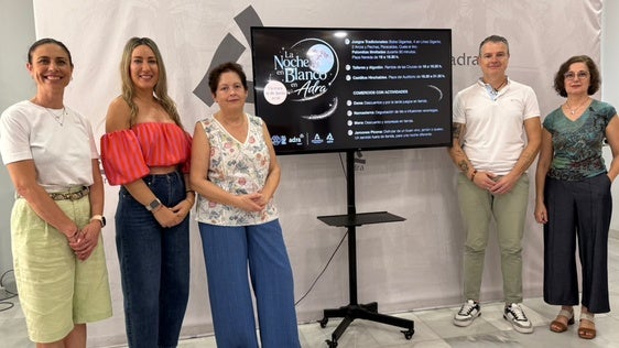 Adra celebra su 'Noche en Blanco' con actividades para dinamizar el comercio local