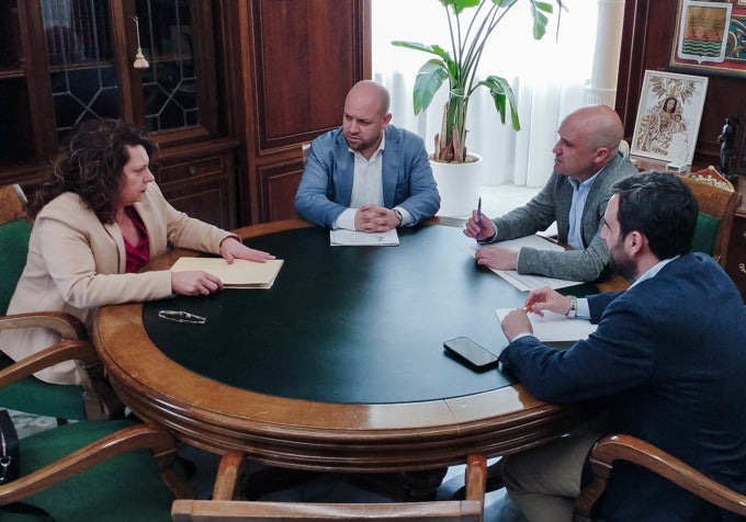 Los alcaldes de Fuente Victoria y Fondón, con el presidente de la Diputación.