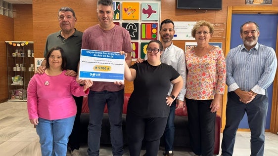 La Mayordomía San Francisco de Asís de Berja entrega a Asalsido una donación solidaria de 570 euros