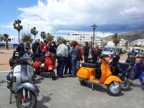 Adra acoge el relevo de la  vuelta a  España en vespa