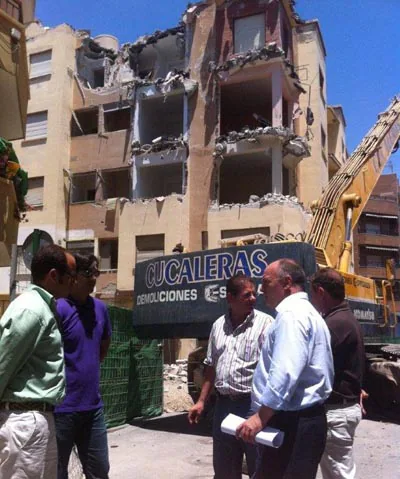 Las máquinas arrasan el edificio Viurba de Adra, declarado en ruina en 2007