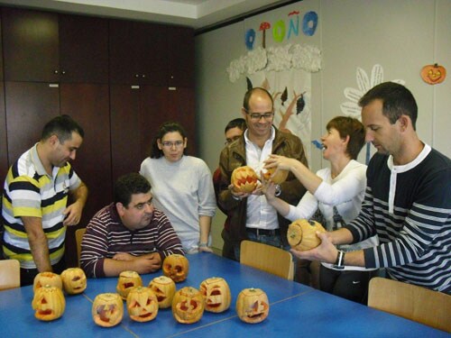 Los usuarios del Centro Ocupacional de Adra celebran su particular fiesta de Halloween