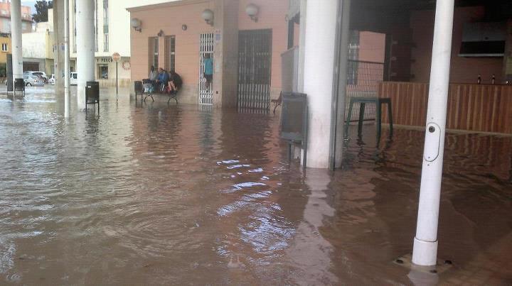 La lluvia inunda varias zonas de Adra