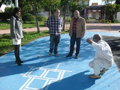 Los juegos tradicionales llegan a los parques infantiles de las barriadas de Adra