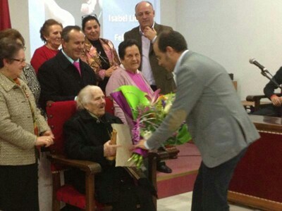 El Ayuntamiento de Adra homenajea a Isabel Lidueña, que cumplió 100 años el 12-12-2012