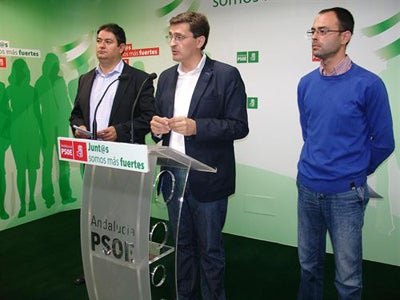 El PSOE asesora a más de 50 familias de la provincia con un grupo de expertos para evitar sus desahucios coordinado por un vecino de Adra