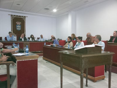 El pleno de Adra aprueba iniciar el expediente para resolver el contrato con CESPA