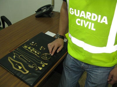 La Guardia Civil detiene dos vecinos de Adra, autores del robo en el interior de una vivienda