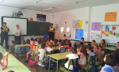 Los pequeños del colegio Abdera aprenden a ser peatones y policías