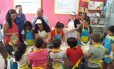 Pizzería Voy Volando enseña a los peques a hacer pizza