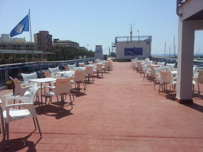 Terraza y actividades en el Real Club náutico